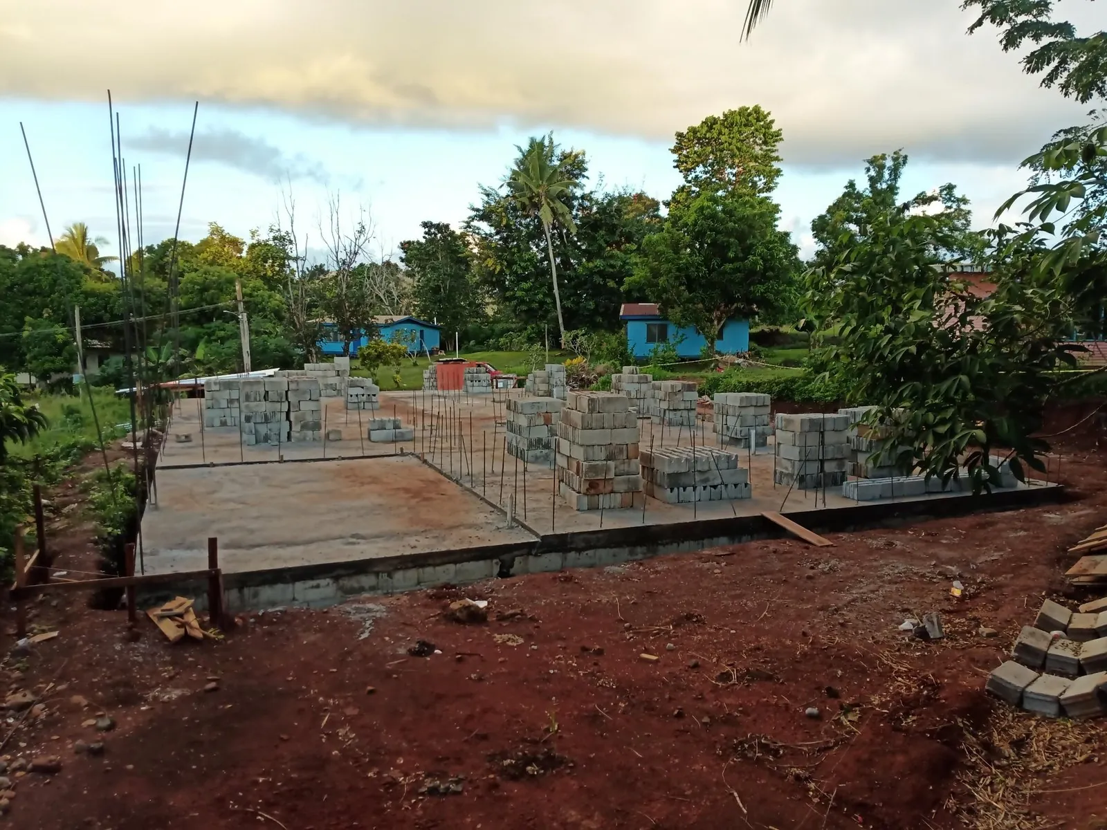 Raised floating-floor foundation with blockwork stacked